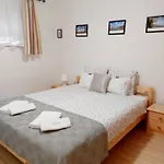 Lexi Jakuzzis Apartment *