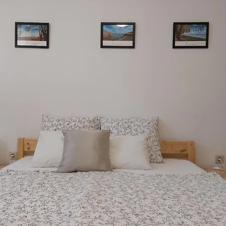 Lexi Jakuzzis Apartment