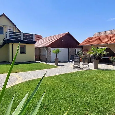 Lexi Jakuzzis Apartment Balatonboglar